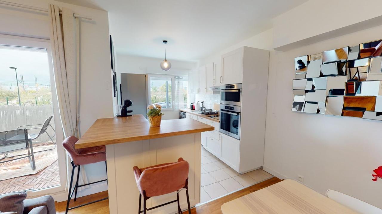 Live Like A Local Stylish 2Br With Balcony & Parking Apartamento Saint-Denis-en-Margeride Exterior foto
